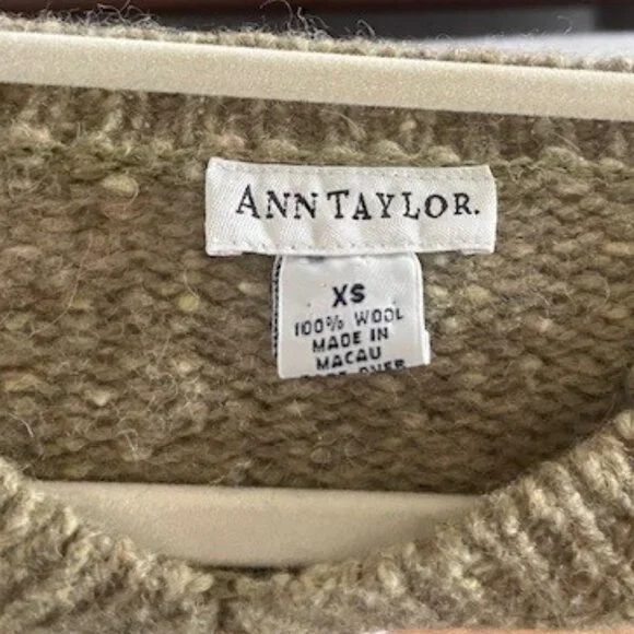 Perfect Condition! Ann Taylor 100% wool V-neck sweater, XS - Picture 7 of 7